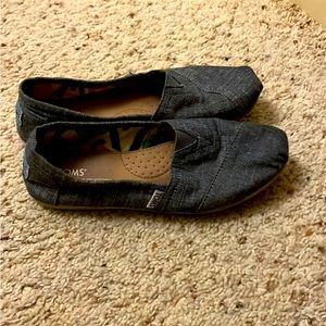 Womens Tom’s shoes, size 7